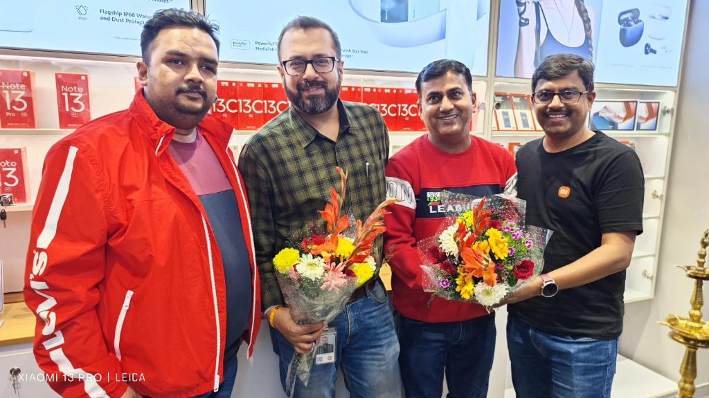 batchumalli's tweet photo. Happy to Catch-up with our Distribution Partner Sanjeev ji & an awesome market visit meeting our Super Gurgaon #MiPartners & to top it all, inauguration of our brand new #MiStore.🎉😍
#Xiaomi ♥️ #GGNMarketVisit https://t.co/zjPwBteqTE