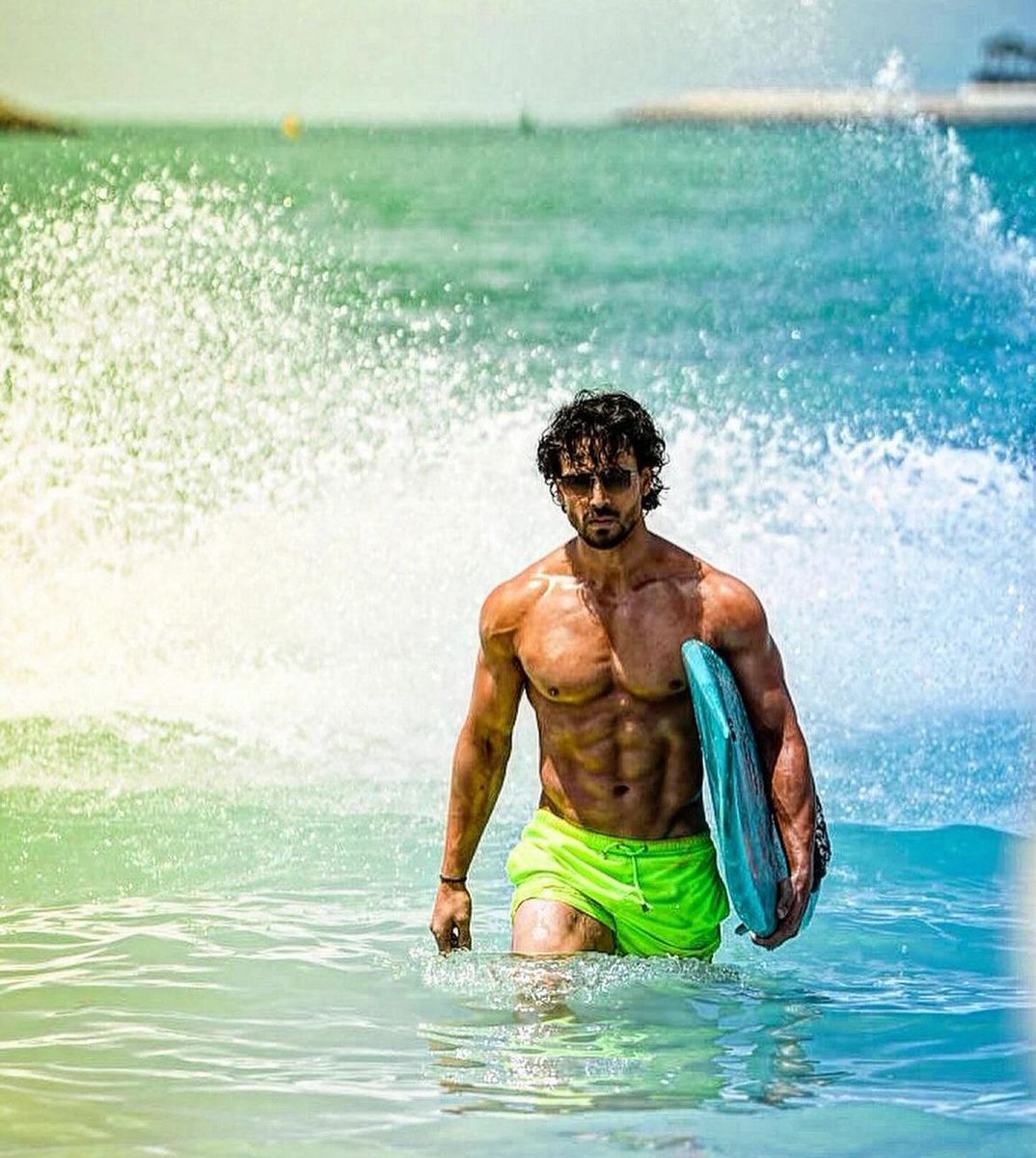 bollywood_life's tweet image. #TigerShroff's beach body is pure fire! Don't miss the #TigerEffect.