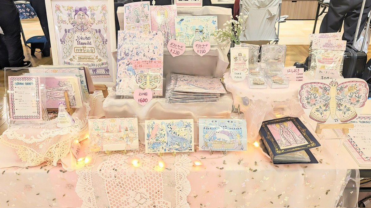 先日2/3、浦和パルコのZINEフェス埼玉に参加しました📕✨

初めての対面販売で緊張しましたが、色々な方とお話できて嬉しかったです🎀 ⁡

 遅くなりましたが、来てくださった方々、気にかけて下さった方々、ありがとうございました🥹

またがんばります🍀

#illustration #イラストレーション  #ZINE