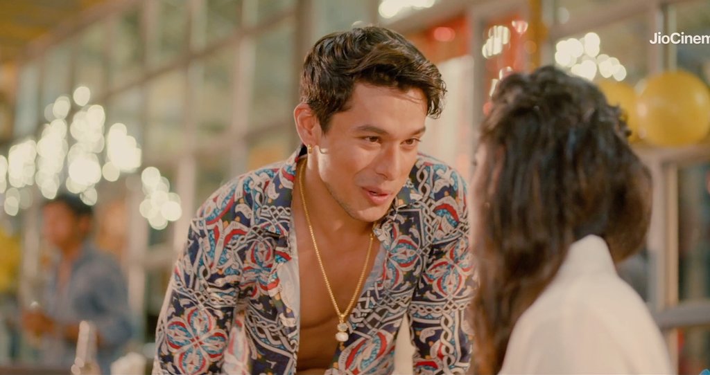 PratsAThread's tweet photo. Mint - " your tip ? "
Jigar - " bas ji do gaalo pe compulsory hai, baki pura canvas toh aapka hai " 😏
#praticksejpal #pratickasjigar #jabmilatu #jint #jabmilatuonjiocinema @praticksejpal @JioCinema https://t.co/pFZc3IwM7O