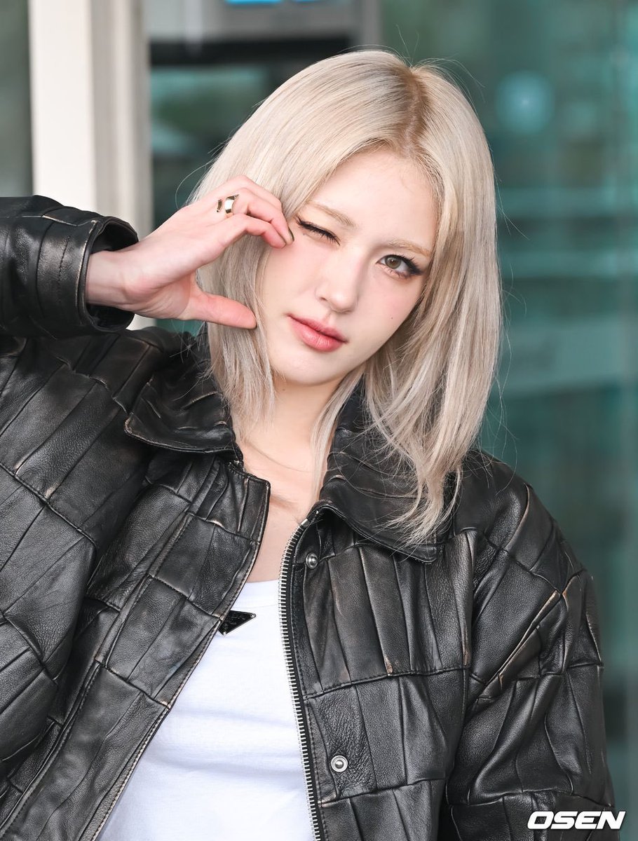 Somi_Italia_'s tweet photo. [✈️ || 24.02.20]

🇮🇹#SOMIi all'aeroporto di Incheon in partenza per Milano per la FW per #Prada 😍❤️🇮🇹

🇬🇧Somi at Incheon Airport going to Milan for the Fw for Prada😍❤️🇮🇹

SOMI PRADA AMBASSADOR IN MILAN
#SOMIxPRADA #SomiInMilan #SomiFastForwardToPRADA
#이탈리아는소미를사랑한다 https://t.co/6UeH0SONRA