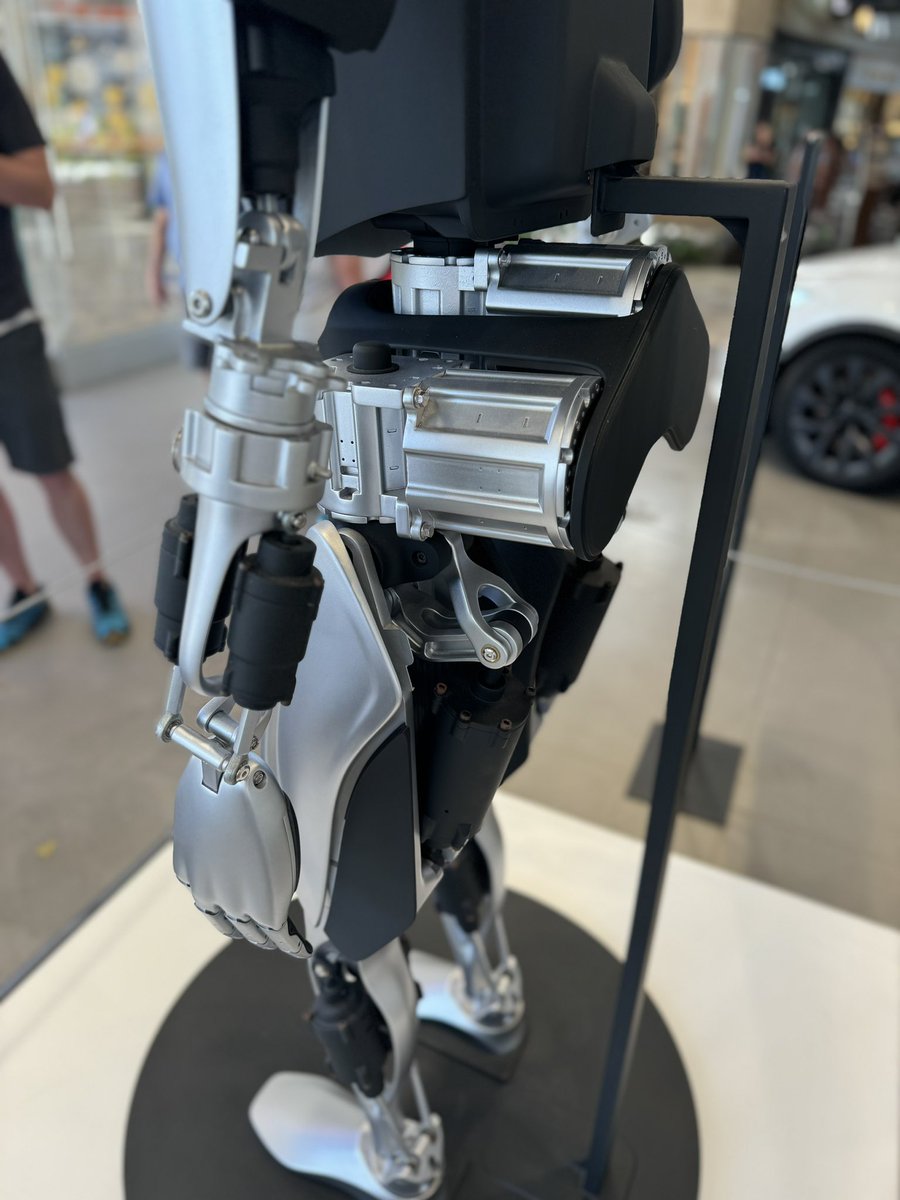 GooberKey's tweet image. Ran into this fella in Waikiki. Should be able to recreate it pretty easily with these top secret insider pics.