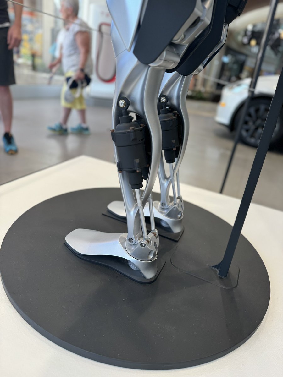 GooberKey's tweet image. Ran into this fella in Waikiki. Should be able to recreate it pretty easily with these top secret insider pics.