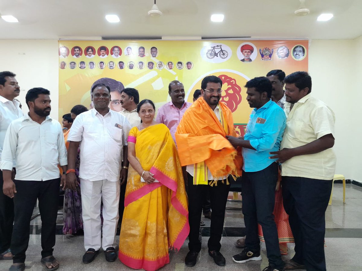 BheemaneniC's tweet photo. తిరుపతిలోని కపిల్తీర్థం తెలుగుదేశం పార్టీ కార్యాలయంలో భీమినేని చిట్టిబాబు నాయుడు గారు, అబ్జర్వేరుగా నియమితులైన శుభ సందర్భంగా, సీనియర్ నాయకులు తేజ ,బాబునాయుడు,తదితరులు పాల్గొని అభినందనలు తెలిపారు, జై జై టిడిపి

#YuvaGalam
#YuvaGalamLoading
#BhavishyathukuGuarantee https://t.co/zJz3wx1fdo