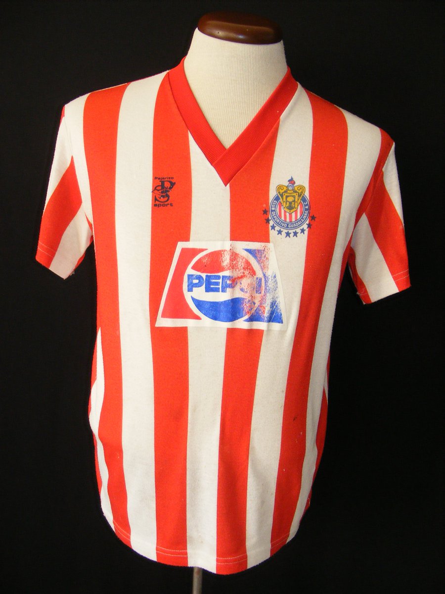 ObjetosDeCulto's tweet photo. Club Deportivo Guadalajara (inferiores) 1985-86
La marca tapatía Pajarito Sport, propiedad del exjugador Jaime Pajarito, fabricó este modelo a mediados de los años 80.
#objetosdeculto
#thePioneer https://t.co/AKGDW4j1Gp