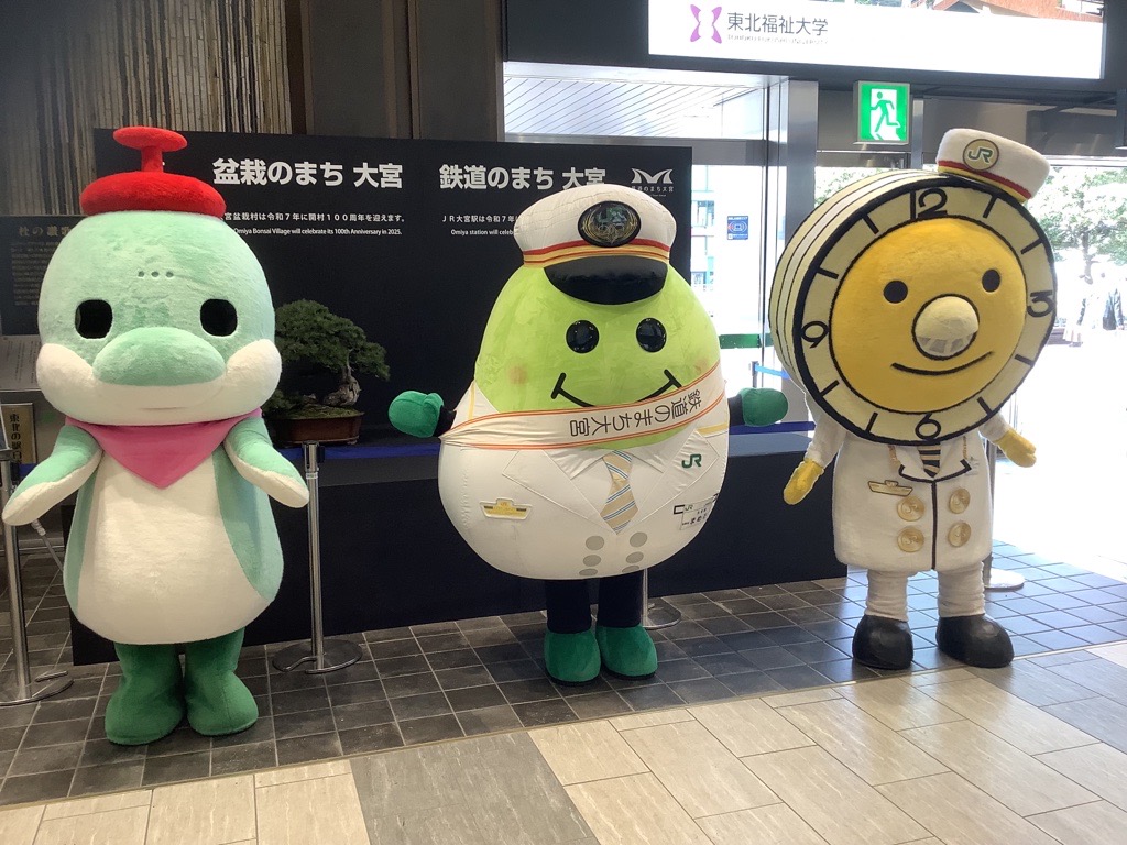 RailwayTown_Omy's tweet photo. 仙台駅に来てるよ🌙トキムネくんとしんきちくんと3ショット❕2/23（金・祝）までいるから是非遊びに来てね🚃

#鉄道のまち大宮　#RailwayTownOmiya　#仙台　#鉄道グッズ　#盆栽 https://t.co/5WTATfOe4N