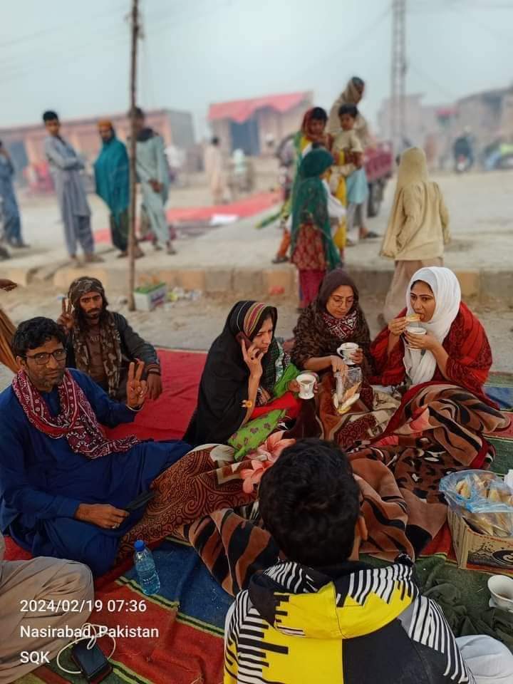 بابا هي ٻاهر ڇا جو ميڙ آھي؟
پُٽ هڪ آزاديءَ جي پانڌيئڙي کي شهيد ڪيو ويو آھي، هي ٻاهر اُن جون بهادر ڌيئرون آھن. جيڪي پنهنجي پيءَ جي ناحق قتل جي انصاف لاءِ واجهائي رهيون آھن....🥹💔

#JusticeForHidayatLohar 
#StateKilledHidayatLohar 
<a href="/Sorath_Latif/">Sorath Latif</a>