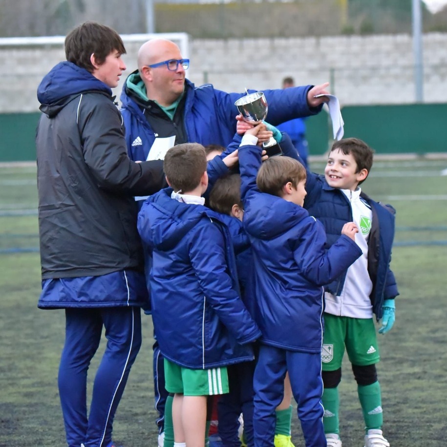 stcasablancazgz's tweet photo. ⌛ Tic tac tic tac, no queda nada para meterle un gol al cáncer infantil ⚽, y acortar distancias en un partido que jugamos todos.

¡No queda nada para anunciar el 🏆 VII Memorial Óscar Lou!

Siempre con el pequeño en el recuerdo 💚 https://t.co/NHIVVH5fNy
