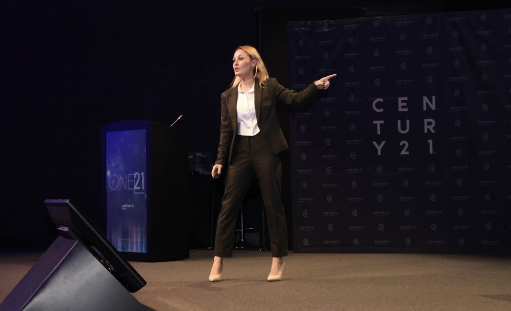 MariaMatos_MM's tweet photo. Gracias a @C21Espana por contar con @fotocasa como invitado especial en su convención anual #One21Experience. Unas jornadas mágicas con una familia maravillosa ✨ https://t.co/4O8jBINTsq