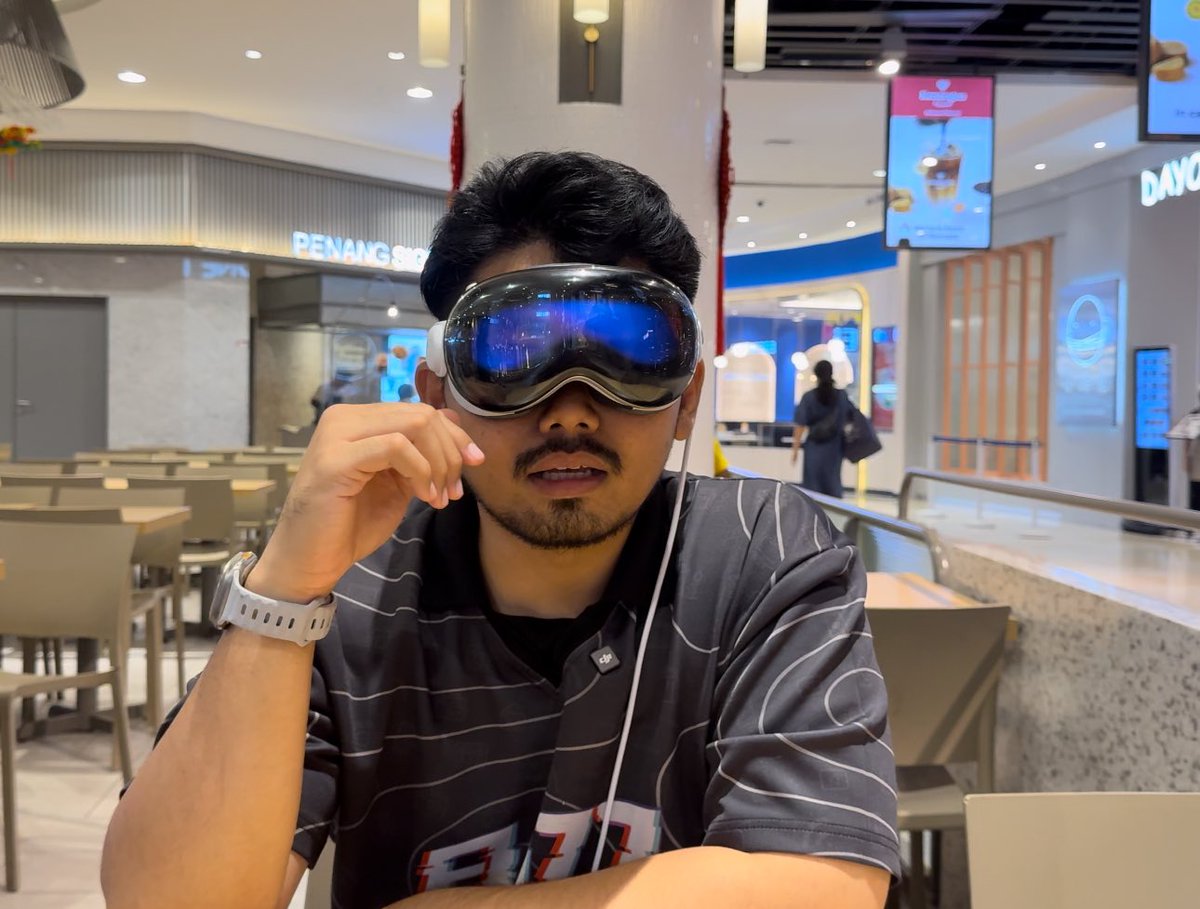 thefaizzainal's tweet photo. Ada sorang brader tegur pasal pakai Apple Vision Pro.

“Dik, kenapa pakai benda kat kepala ni kawasan outdoor? Nampak menunjuk dan menyampah aku tengok”

Aku jawab… https://t.co/sL4H6zC2L9