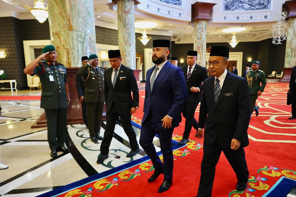 HRHJohorII's tweet photo. Duli Yang Amat Mulia Tunku Mahkota Ismail, Pemangku Sultan Johor berangkat ke Pra-Mesyuarat Majlis Raja-Raja ke-265 yang berlangsung di Istana Negara pada 20 Februari 2024.

Pra-Mesyuarat berkenaan diadakan sebelum Mesyuarat Majlis Raja-Raja ke-265 yang akan bersidang selama dua hari mulai esok. Allah Peliharakan Sultan.