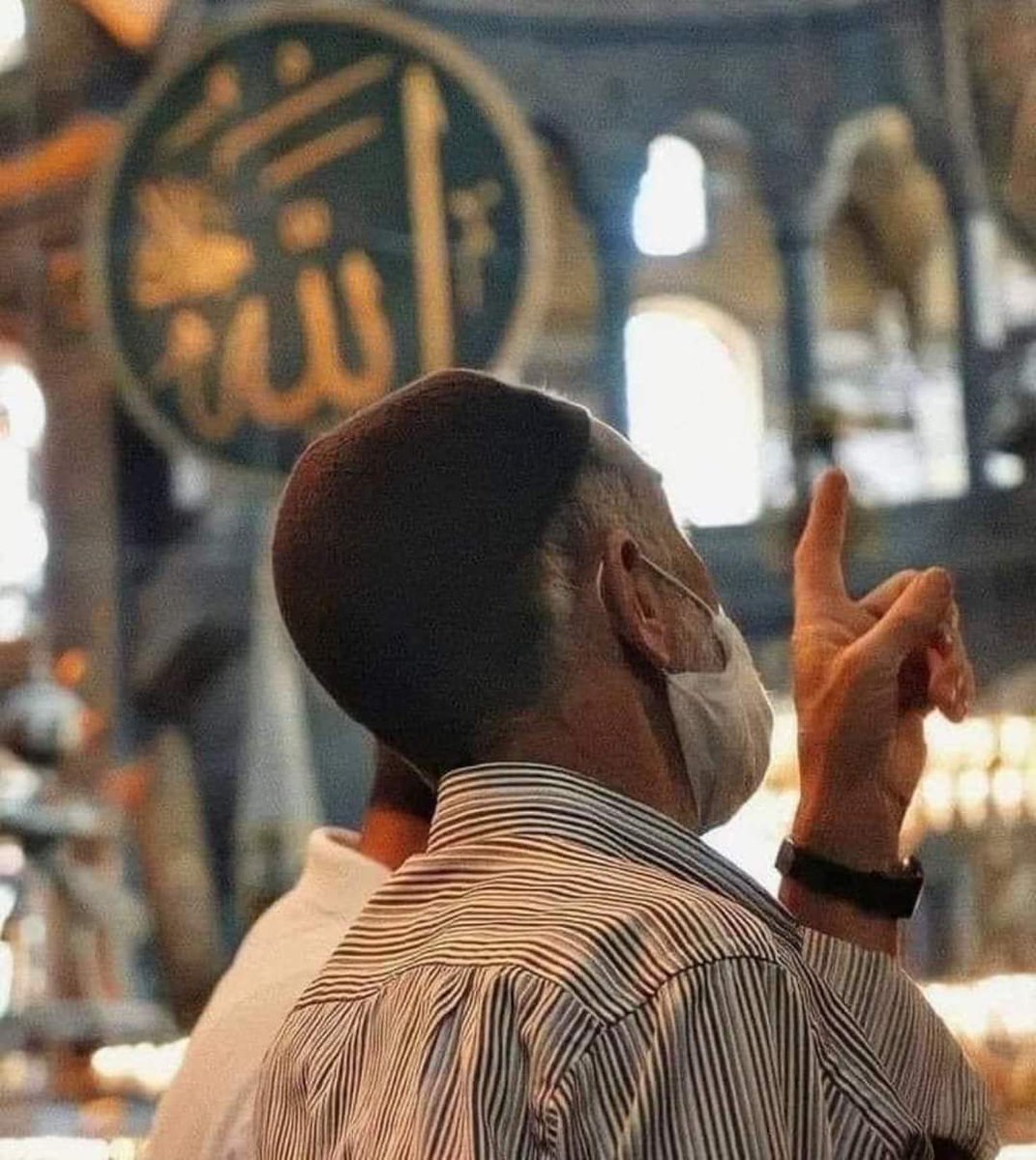 يَشْكُو الْفُؤَادُ إِلَى الرَّحْمَنِ وَحْشَتَهُ 
وَ النَّفْسُ تَرْجُو خَلَاصَاً مِنْ مَسَاوِيهَا 

وَ مَا لِلْفُؤَادِ إِلَّا اللهُ يُؤْنِسُهُ
وَ غَيْرُ اللهِ، مَنْ لِلنَّفْسِ يَشْفِيهَا؟