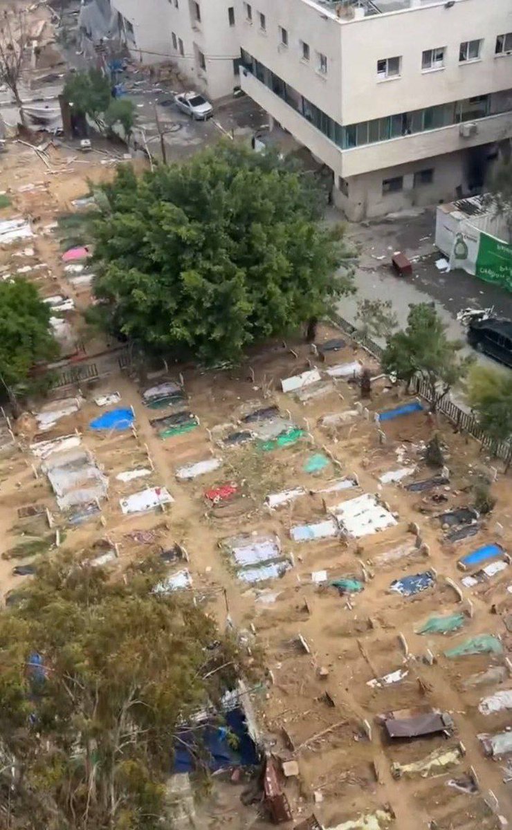 صورة | ساحة مستشفى الشفاء غرب مدينة غزة تتحول إلى مقبرة للشهداء.