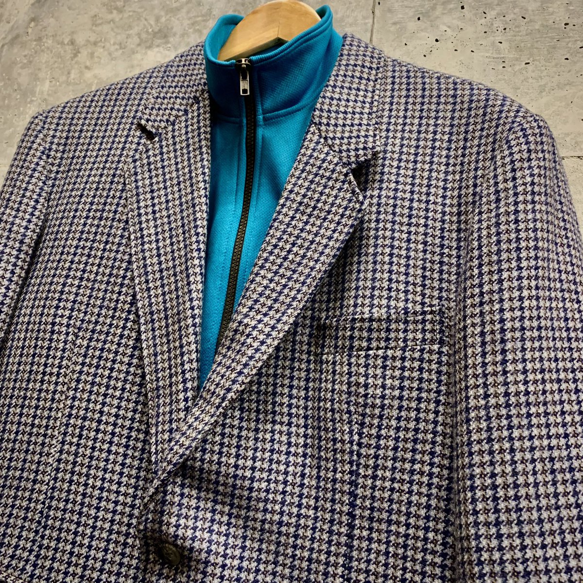 GASLAMPSQUARE_2's tweet image. ⚽️#trackjacket #トラックジャケット #ジャージートップス ⚽️
トラックジャケットをカーディガンのように忍ばせる☝︎
ビビッドなカラーを選んで、
渋みのあるジャケットを緩和させてみました✴︎
個人的にオススメな組み合わせです📝
. 
#gaslampsquare下北沢店
#ガスランプスクエア下北沢店