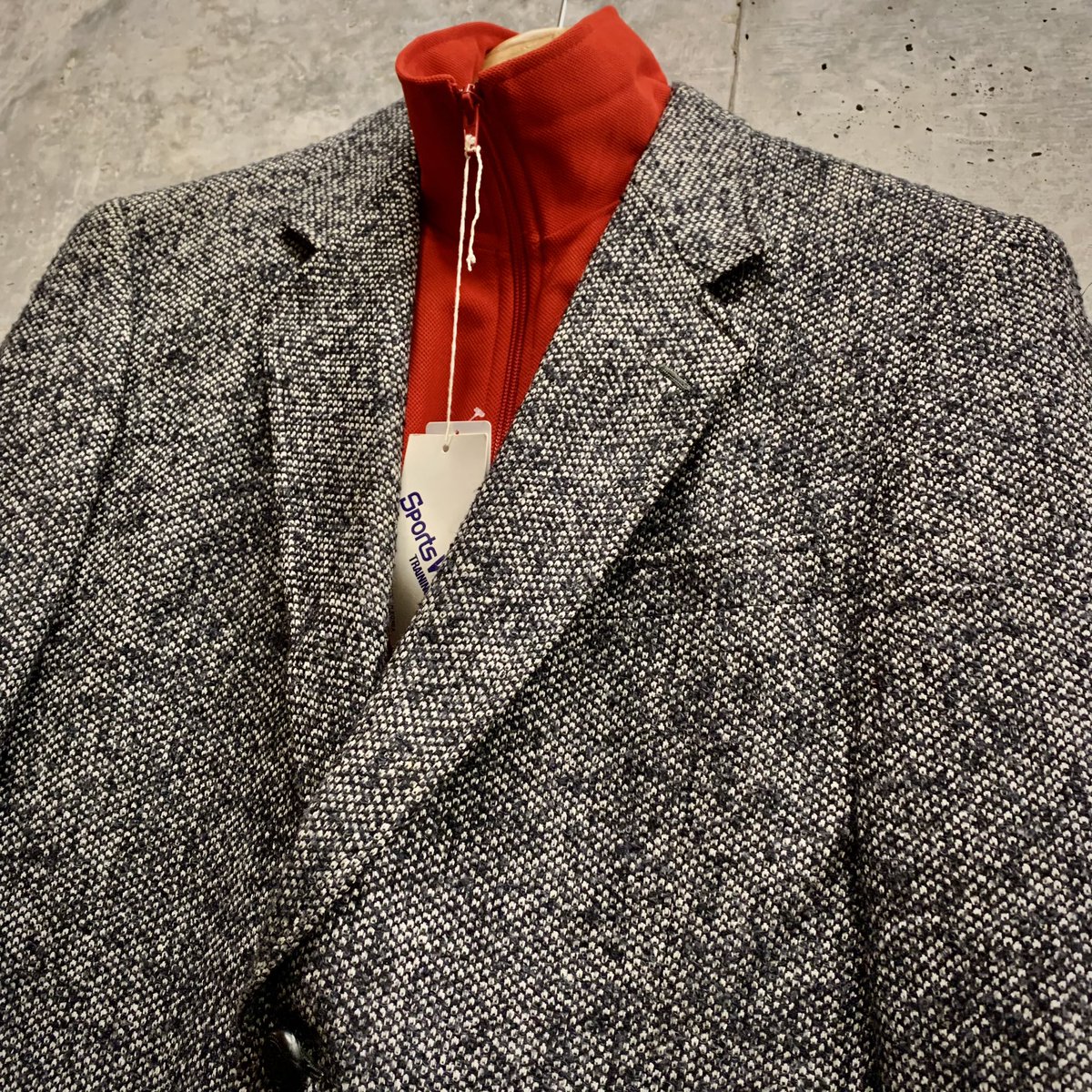 GASLAMPSQUARE_2's tweet image. ⚽️#trackjacket #トラックジャケット #ジャージートップス ⚽️
トラックジャケットをカーディガンのように忍ばせる☝︎
ビビッドなカラーを選んで、
渋みのあるジャケットを緩和させてみました✴︎
個人的にオススメな組み合わせです📝
. 
#gaslampsquare下北沢店
#ガスランプスクエア下北沢店
