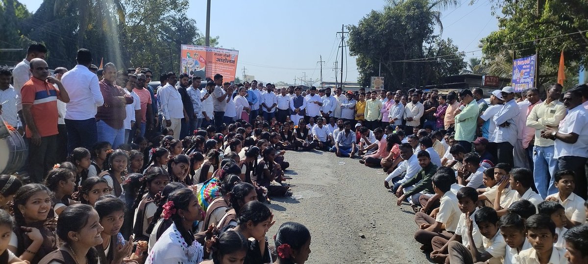 jayesh3virarkar's tweet photo. @CMOMaharashtra @nitin_gadkari @PMOIndia  रस्ता रोको आंदोलन, कामण.
साहेब, एकदा तरी या कामणला. https://t.co/EwNSJ3oRa1