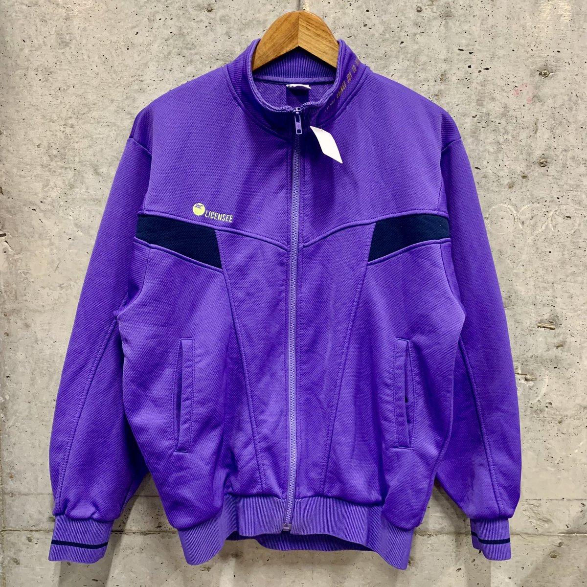 GASLAMPSQUARE_2's tweet image. ⚽️#trackjacket #トラックジャケット #ジャージートップス ⚽️
暖かな日にはトラックジャケットをトップスのメインになんてどうでしょう☝︎
良いカラーデザイン、入荷しております✴︎
. 
#gaslampsquare下北沢店
#ガスランプスクエア下北沢店