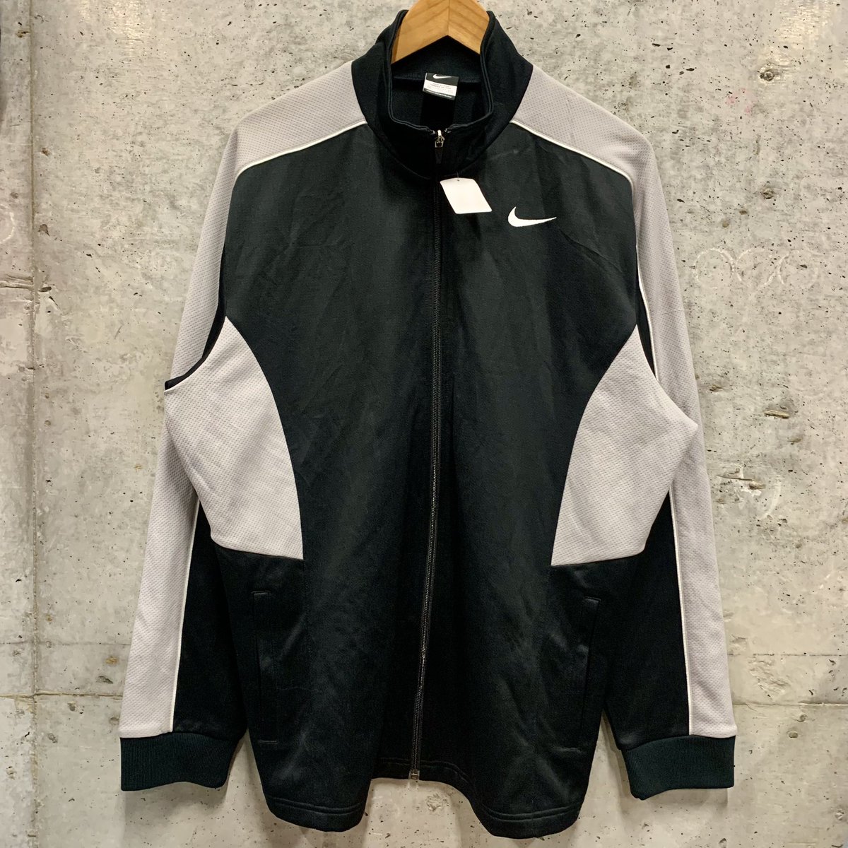 GASLAMPSQUARE_2's tweet image. ⚽️#trackjacket #トラックジャケット #ジャージートップス ⚽️
暖かな日にはトラックジャケットをトップスのメインになんてどうでしょう☝︎
良いカラーデザイン、入荷しております✴︎
. 
#gaslampsquare下北沢店
#ガスランプスクエア下北沢店