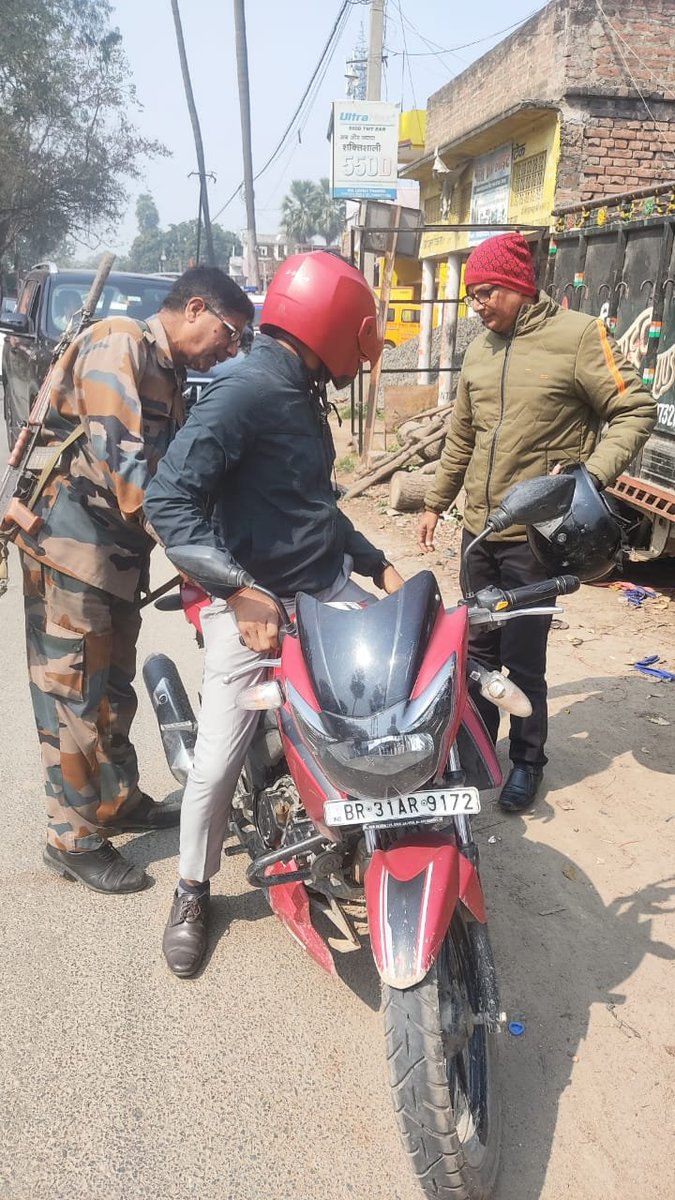 PatnaPolice24x7's tweet photo. अपराध एवं अपराधियों पर अंकुश लगाए रखने हेतु #पटना_पुलिस द्वारा निरंतर सघन वाहन जांच की जा रही है..

वाहन जांच में पुलिस का सहयोग करें, अपराध की रोकथाम में सहभागी बनें।

@dm_patna
@bihar_police
#VehicalChecking 
#CrimePrevention 
#CrimeControl https://t.co/kC9VQ6medq