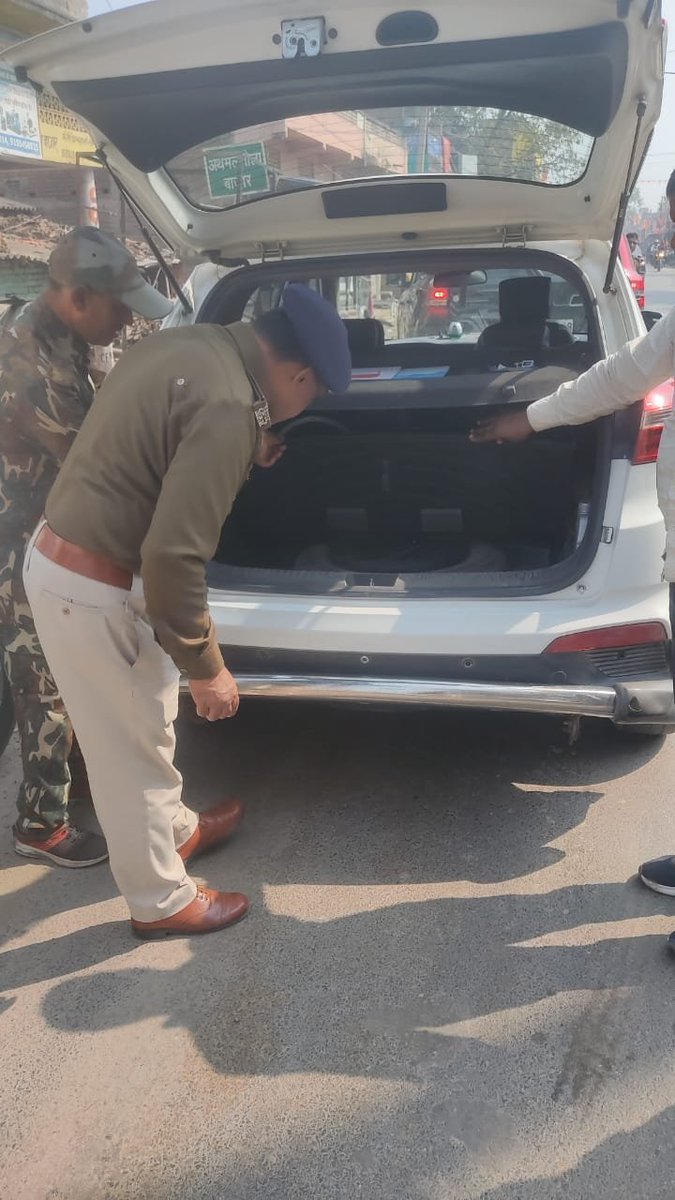 PatnaPolice24x7's tweet photo. अपराध एवं अपराधियों पर अंकुश लगाए रखने हेतु #पटना_पुलिस द्वारा निरंतर सघन वाहन जांच की जा रही है..

वाहन जांच में पुलिस का सहयोग करें, अपराध की रोकथाम में सहभागी बनें।

@dm_patna
@bihar_police
#VehicalChecking 
#CrimePrevention 
#CrimeControl https://t.co/kC9VQ6medq