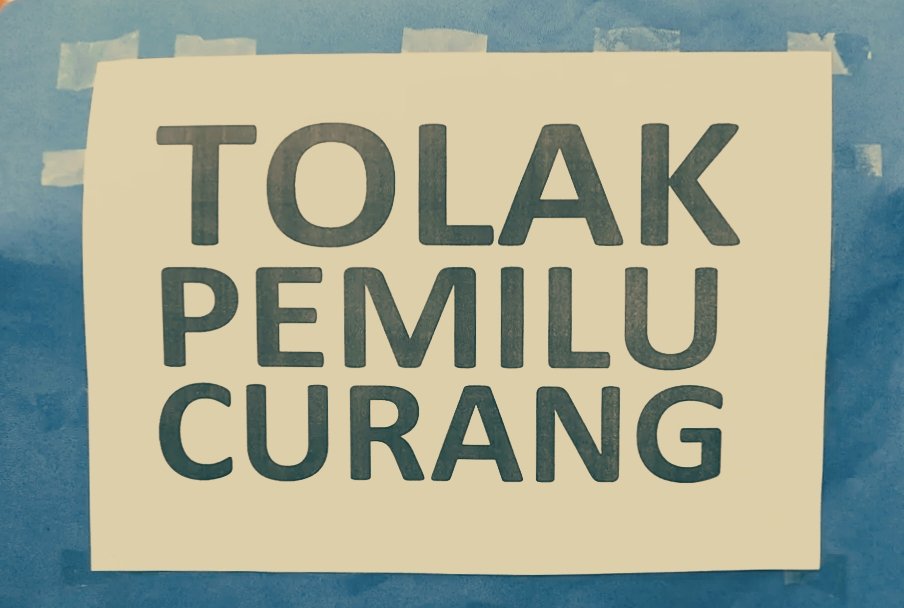 PAGI TADI KETEMU SEORANG AKBP POLISI,YG DI TUGASKAN DI SEBUAH KABUPATEN UNTUK MENGAWAL LOGISTIK PEMILU.
BELIAU MENGATAKAN:
"PILPRES SAAT INI DI PAKSA SATU PUTARAN".

UNTUK MELAWAN RENCANA ITU,RAKYAT HARUS MENGGELAR AKSI DI SETIAP DAERAH UNTUK MENOLAK PEMILU CURANG.☹️☹️☹️