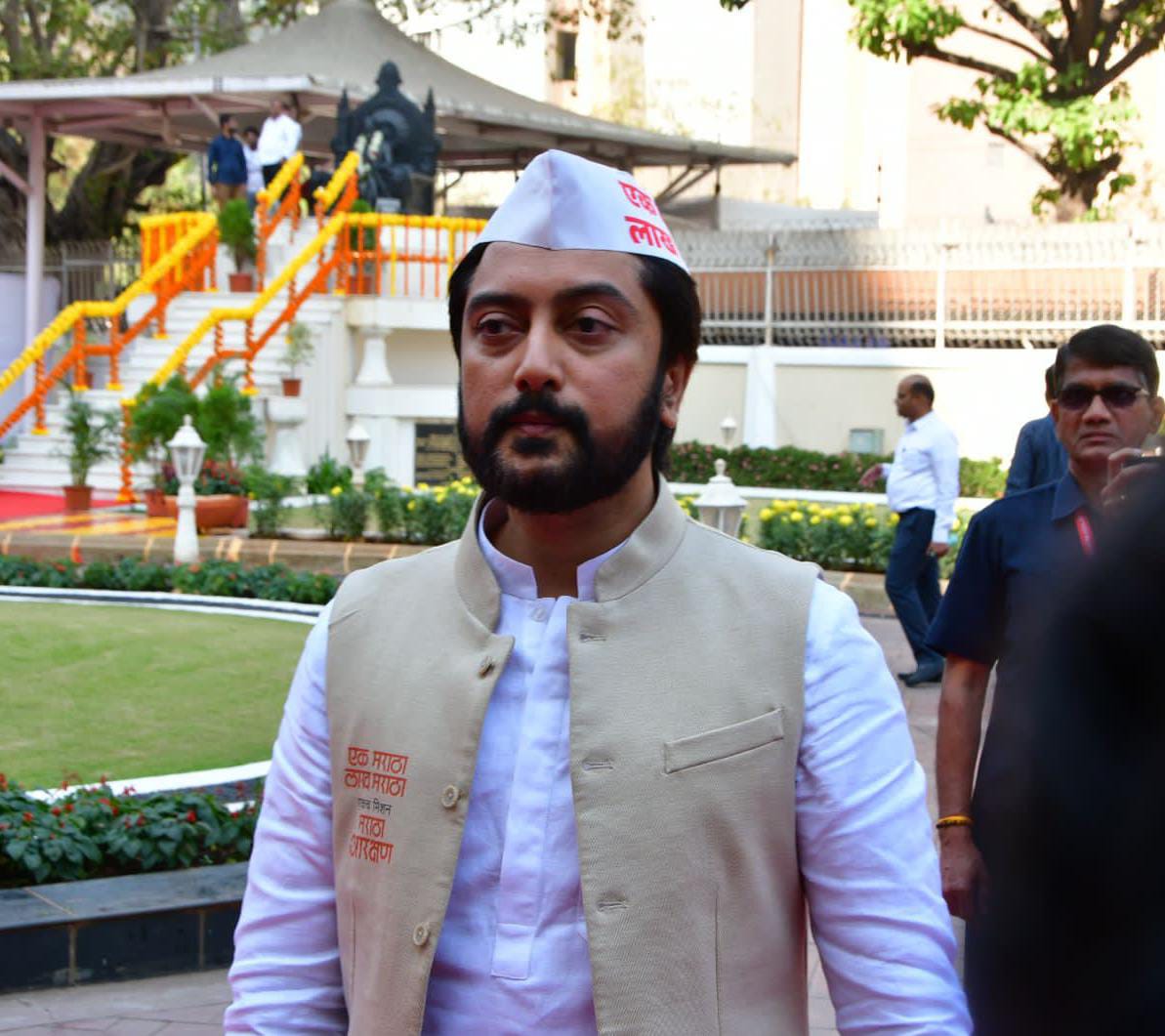 MeDeshmukh's tweet photo. मराठा आरक्षणासाठी सुरू असलेल्या आंदोलनाच्या पार्श्वभूमीवर आज विधीमंडळाचे विशेष अधिवेशन होत असून यात आज सहभागी झालो.
मराठा आरक्षणासाठी याआधी २०१४ आणि २०१८ मध्ये तत्कालीन सरकारने महत्त्वपूर्ण प्रयत्न केले होते. पण, ते न्यायालयात टिकू शकले नाहीत. आज विशेष अधिवेशनात विधेयक मांडले जाणार आहे. त्यामुळे आजचा दिवसही तितकाच महत्त्वाचा आहे.

मराठा समाजाला कायद्याच्या चौकटीत बसणारे, टिकणारे आरक्षण द्या, अधिसूचनेचं कायद्यात रुपांतर करा, सगेसोऱ्यांच्या आरक्षणासाठी कायदा करा... या मागण्या पूर्णत्वास याव्यात यासाठी आम्ही अधिवेशनात आवाज उठवू.

सरकारने मराठा समाजाच्या भावना समजून घेतल्या पाहिजे. त्यांना झुलवत ठेवणे, चालढकल करणे, खोटी आश्वासने देणे योग्य नाही. अशा धोरणांमुळे सर्वच समाजात सरकारविरोधात रोष वाढत आहे, याची जाणीव आम्ही आजच्या अधिवेशनात करून देऊ.

#maratha_reservation #marathaaarakshan #ekmarathalakhmaratha 
@CMOMaharashtra @mieknathshinde @Dev_Fadnavis @AjitPawarSpeaks 
@NANA_PATOLE @bb_thorat @prithvrj @AmitV_Deshmukh @INCMaharashtra