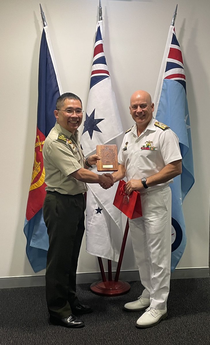ADC_Australia's tweet image. Great to welcome Commandant Singapore Armed Forces Training Institute - Military Institute, and his delegation to the College. An excellent opportunity to exchange #JPME views, benchmark and for our 🇸🇬 Course Members to engage with Commandant SAFTI | #ForTheFutureWeLearn