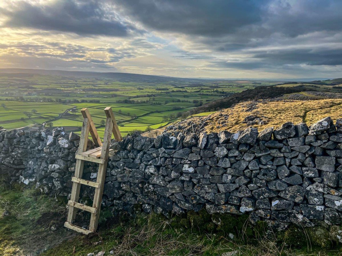 Morning! This location is above the hamlet of Feizor. We think the name means ‘Fech’s summer pasture’ and was recorded at the time of the Norman Conquest. What a lovely name 💚

📸 Taken by one of our #YorkshireDales Rangers after work on the open access land stile - Nathan Allen