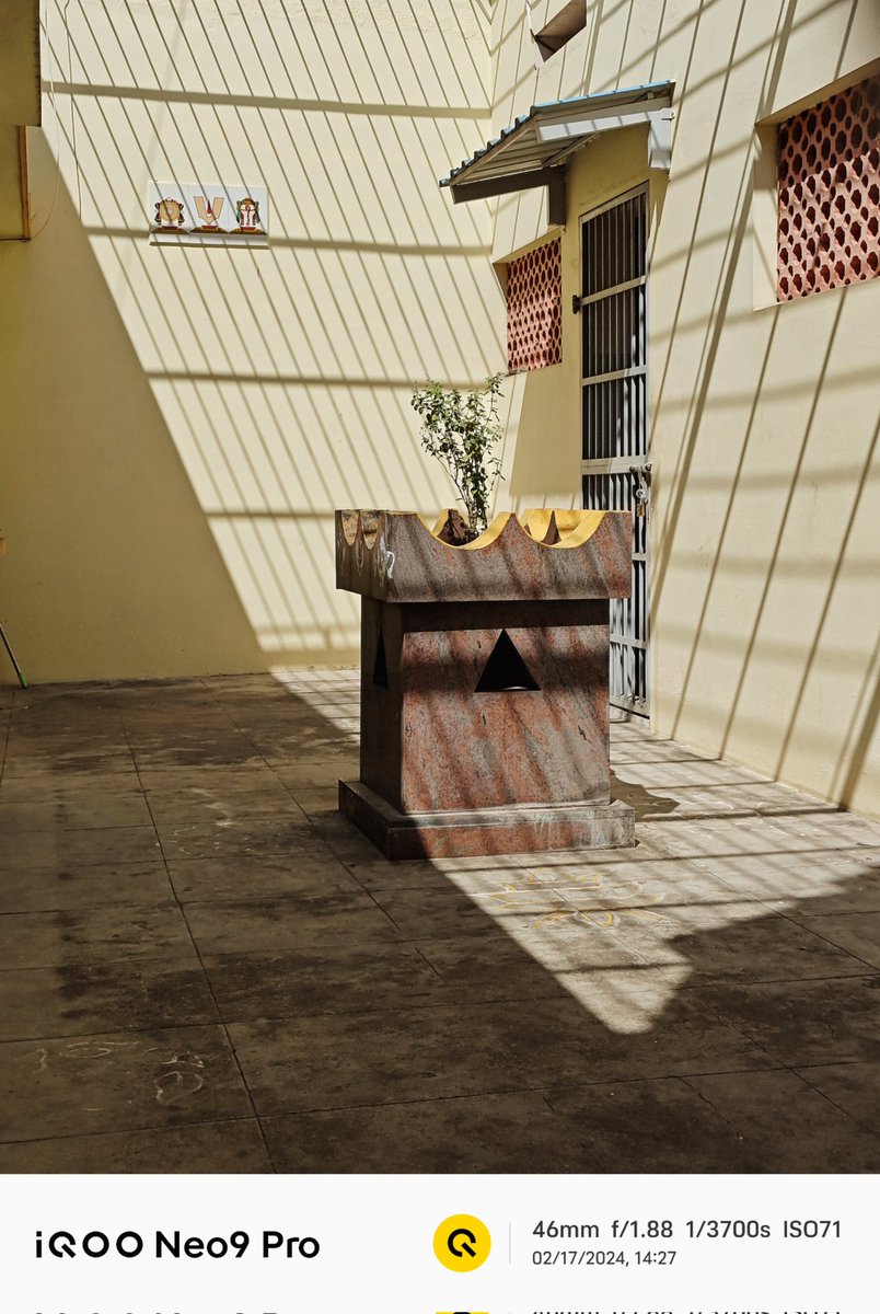 _CodeWizard's tweet photo. Exploring the aesthetics of Tamil village on the iQOO Neo 9 PRO ✨
#iQOO #ShotoniQOO #ShotoniQOONeo9Pro #iQOOConnect #iQOOCommunity #villagelife #tamilnadu #streetphotography #village #southindianhouse #streetsoftamilnadu #villagegreen #lifeinpeace #lifeisgood @nipunmarya https://t.co/wRrWvtAtap