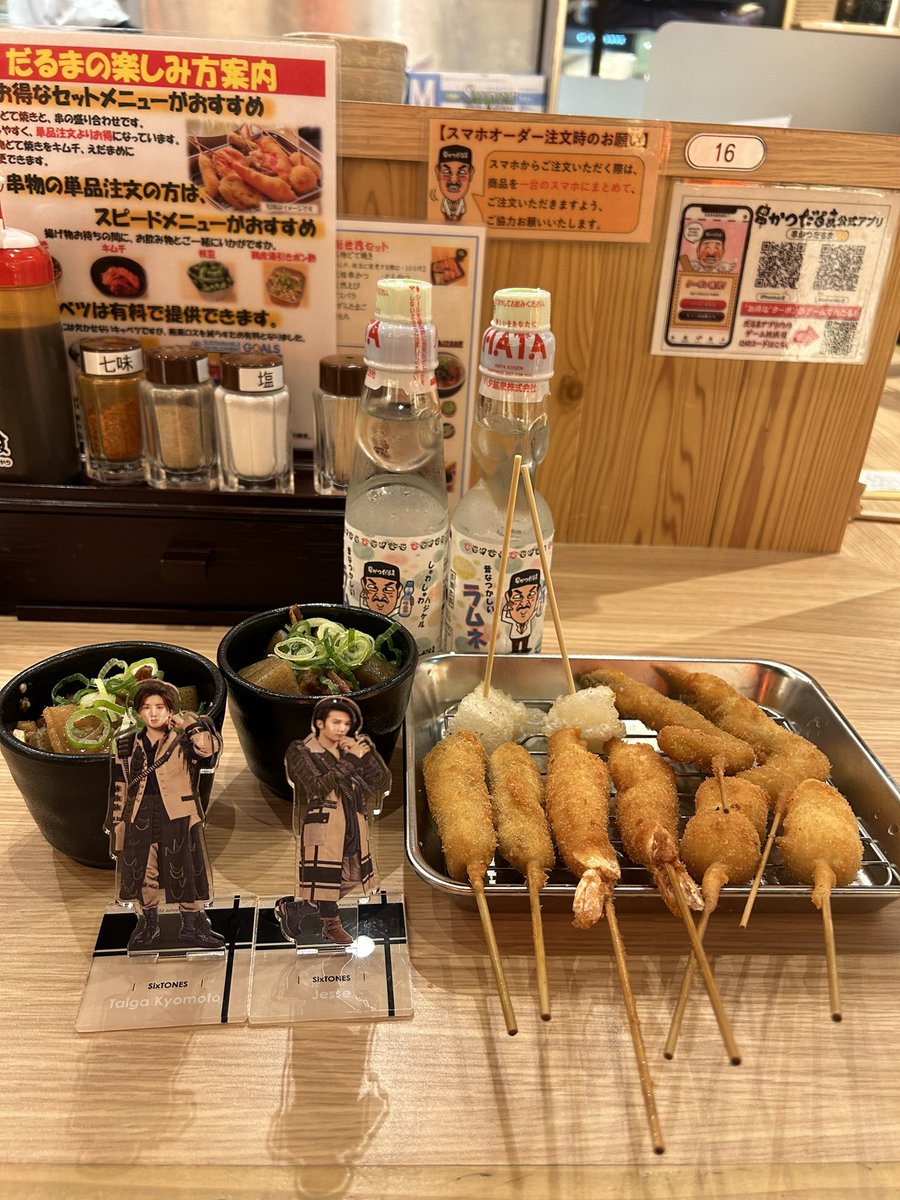 beee_saku's tweet photo. 2日目大阪観光！！
串揚げ美味しすぎて秒で無くなった🤔
どて煮も大好き〜🩷✨
カリトロは前回大阪来た時に時間の都合で行けな��ったたこ焼きさん🐙
名前の通りトロトロでポン酢で食べたからお腹いっぱいだったけどあっさり食べられてまた食べたいな😌♡ https://t.co/7eSlLjyAvW
