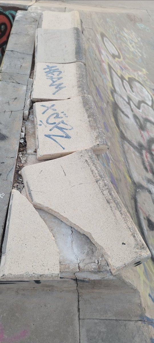 SkateparkBurgos's tweet photo. @Aytoburgos 🚨NOTICIAS #BURGOS🚨 La instalación deportiva de San Isidro en #Burgos declarada la más ABANDONADA de #España 8 años sin limpieza ni mantenimiento y 863.000€ de inversión a la basura  #DeporteOlímpico #skatepark @Aytoburgos @cyltv @la8burgos @cris_ayala_ @wordstime @Vox_Burgos https://t.co/smNhdZYe3F