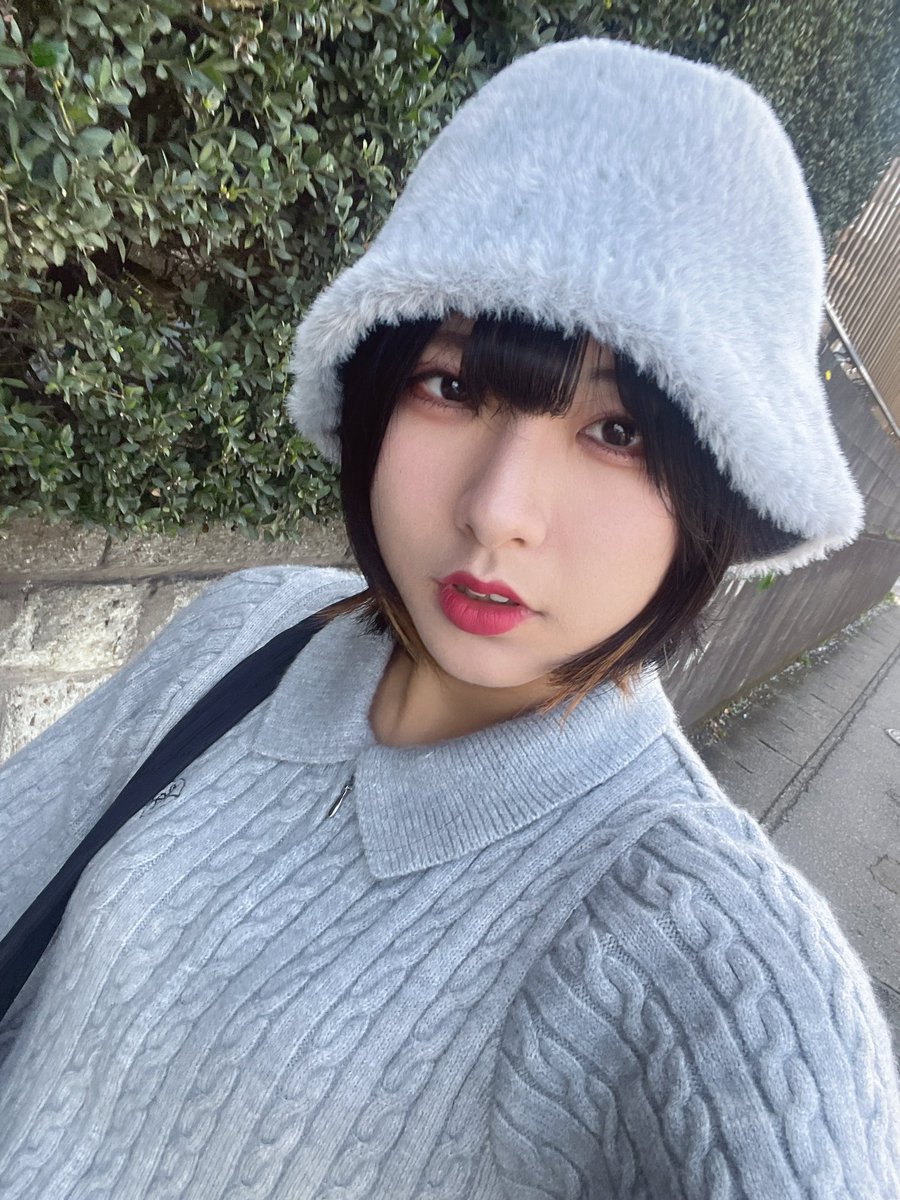 zu_mozu_mo's tweet photo. 皆様ご無沙汰しております〜！
またまたXおろそかにしてしまいました🥲
ちゃんと更新していきますので何卒よろしくお願いします🥺🥺

今から外出る方へ2点ほど。

暑いので上着いりません。
花粉とんでます。

以上！！！笑

今日も今日とて踊るぞ〜🕺🕺🕺 https://t.co/v2rFndRYW0