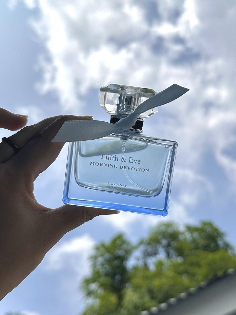 nocturnalcutie's tweet photo. di siang hari yang panasnya minta ampun kayak gini, maaf bgt bukan mau ngatur tp pls kalau bisa jangan pakai parfum yg terlalu manis yah 🙏🏼

Ini aku kasih rekomendasi parfum buat panas-panasan, clean soapy &amp; citrusy edition yg udah pernah aku coba: https://t.co/I4GqVoKy26