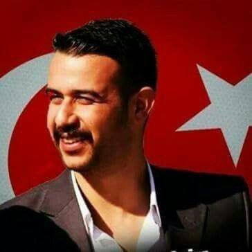 Bir memleket yükü, bir hilal düşü
Reisin yüzünde vatan gülüşü…🇹🇷
 #FıratYılmazÇakıroğlu