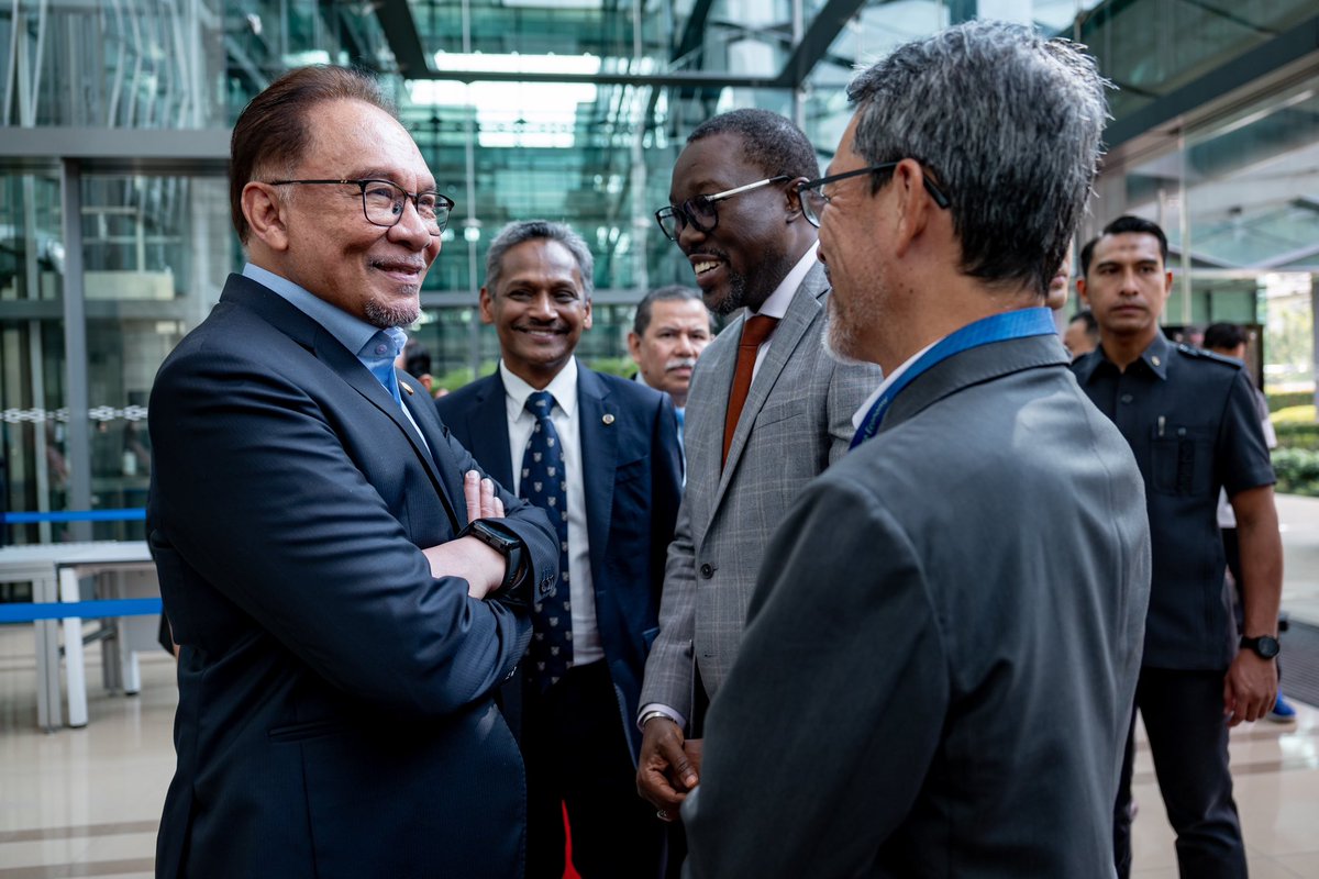 anwaribrahim's tweet photo. Ada yang berseloroh, bahkan meremehkan, apabila acap kali saya berkongsi kejayaan Kerajaan MADANI membaiki tandas di sekolah dan kuarters penjawat awam yang sudah lama dibiar bobrok. Namun, saya harus bertanya, apakah Malaysia boleh bangkit maju jika hak manusia paling asas seperti kebersihan dan keselamatan tidak boleh dijamin?

Hatta, tatkala ucaptama saya di Majlis Perasmian The International Conference on Islamic Economics & Finance (ICIEF) tahun ke-15 pada pagi ini, sayugia saya berkata kemajuan dan keberadaan itu tidak hanya boleh diukur dengan statistik dan data ekonomi semata. Pengajaran ekonomi Islam sudah lama menganjurkan pembangunan manusiawi berlandaskan prinsip agama. Justeru apabila Kerajaan MADANI dibentuk, saya mahu memastikan teori dan didikan daripada ekonomi Islam ini dipraktikkan di dalam pentadbiran negara — yakni lebih daripada sekadar dibincang di menara gading dan pelantar akademik.

Kerangka Ekonomi MADANI yang diketengahkan oleh Kerajaan saya bukan sahaja ingin mendambakan pengejaran materialistik dan kecanggihan dunia. Usaha Kerajaan adalah untuk berlaku adil kepada semua, rahmatan lil alamin, waima kaya atau miskin; muda atau tua; Islam mahupun bukan. Itulah mengapa Kerajaan berikhtiar untuk menoktahkan kemiskinan tegar.

Negara tidak boleh maju jika kesenjangan kekayaan kekal ada, hak kemanusiaan dan batil tidak diberi kepada semua, serta keadilan sosial dinafikan kepada sesetengah kelompok. Walhasil, bagi kesejahteraan semua, Kerajaan MADANI akan kekal ikhtiar untuk membawa Malaysia ke paras ekonomi yang lebih tinggi.

#MalaysiaMADANI