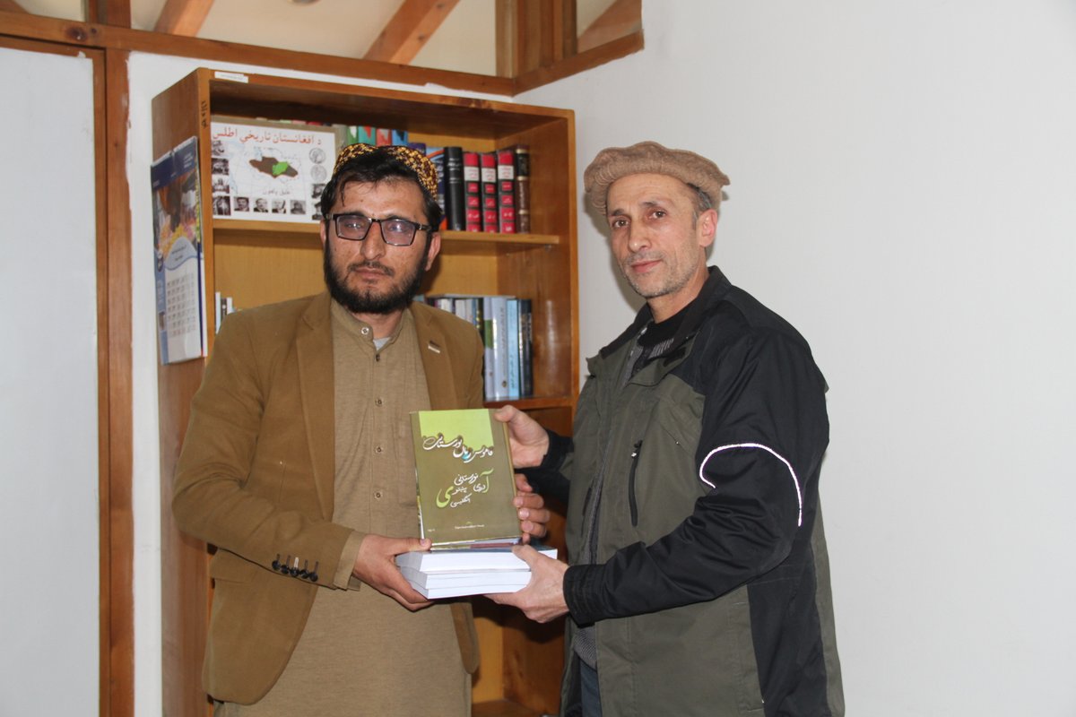 په نورستاني ژبه لیکل شوي څلور عنوانه کتابونه د افغانستان د معلوماتو مرکز ته ډالۍ شول.
د مسلم کتابتونونو بنسټګر محترم ذاکرالله مسلم په نورستاني ژبه خپاره شوي څلور ټوکه کتابونه د افغانستان د معلوماتو مرکز ته د کټلاګ، ډیجیتل کولو او د مرکز د ویبپاڼو له لارې د خپرولو په موخه ډالۍ کړل