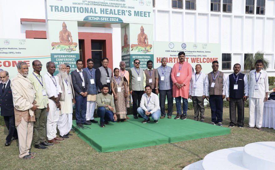 csiriiim's tweet photo. ICTMP-SFEC 2024: Day 2-“Traditional Healer’s Meet”, providing a unique common platform for traditional therapy &amp; modern research, was organised wherein traditional healers from across the country participated in discussions with ethnobotanists, chemists and pharmacologists https://t.co/Nfqq4TLaEV