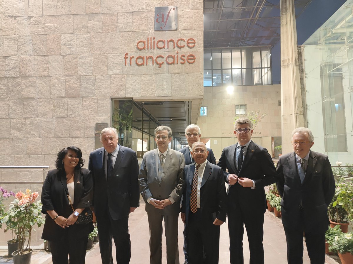 France aims to welcome 30000 Indian students by 2030 & make French language learning even more accessible in India. The message was reiterated by Chairman of the French Senate 🇫🇷 @gerard_larcher during his interaction with the students of @alliancefrdelhi yesterday.