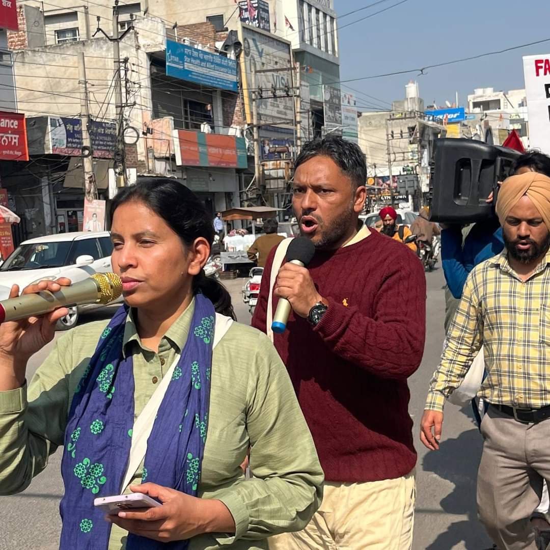 bsjayatra's tweet photo. सँगरूर (पंजाब) पहुँची भगतसिंह जनअधिकार यात्रा। पंजाब के सँगरूर शहर के बाजारों और रिहायशी इलाक़ों से यात्रा गुजरी।
17 फ़रवरी, 2021
#bsjayatra  #bhagatsingh #yatra #adhikar #inflation #corruption #unemployment #loot #workingclass #employment #communalism #unity #workingclassunity https://t.co/C1liy97bKg