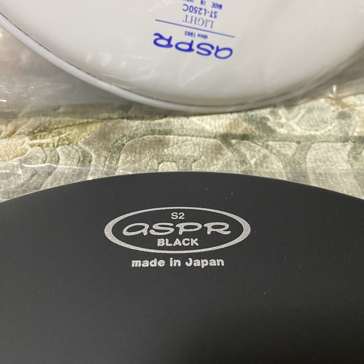 drumshop_apollo's tweet photo. §新入荷！！
asprのS2ブラックコーテッド！
ファットでやや暗めのトーン。スネアを太く暗いサウンドにしたい時に。
倍音成分はasprらしい纏まり感。ローピッチでの倍音の纏まりも良く、よく問い合わせのある
『スネアをズバすっ！
　　って音にしたいんすけど』
というのに持ってこいなヘッド。
#aspr https://t.co/eOXscucxqt