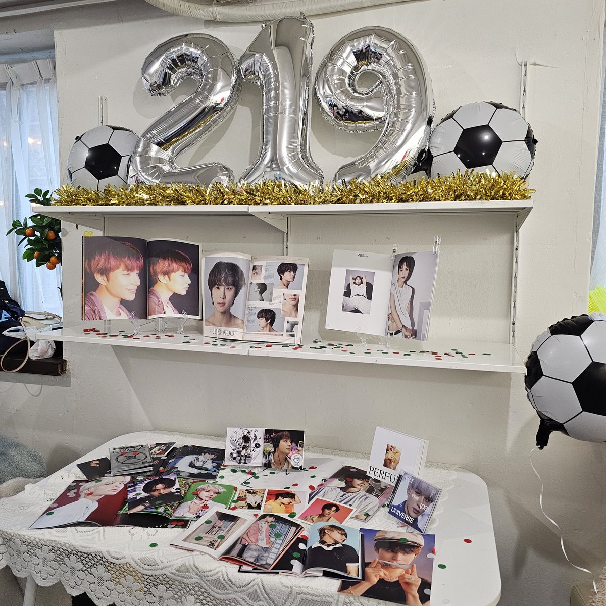 eking_1021's tweet photo. @omok_mkjw 네 번째로 간 카페는 김축구가 컨셉
(유타가 보면 좋아했을 것 같다)
그리고 특전으로 받은 저 김축구 밴드가 너무 귀여움
딸기라떼가 너무 맛잇었다....
#정우의_26번째_골 
#김축구_���구교실_오픈 https://t.co/9C28YbjM4u
