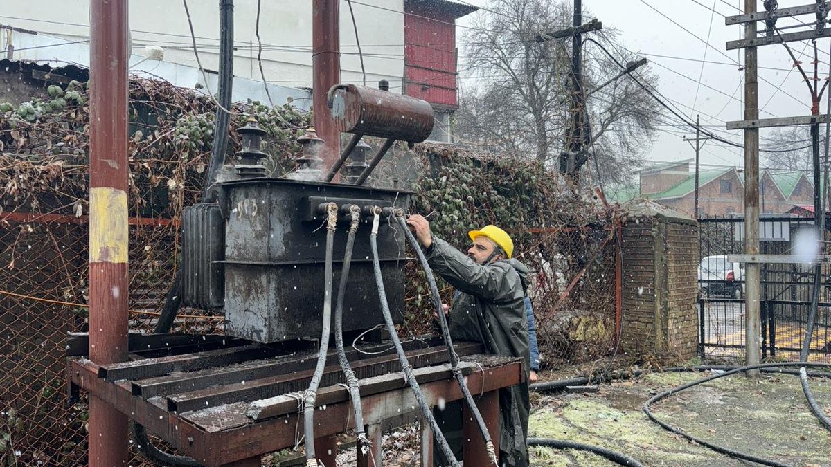 kpdcloffice's tweet photo. #SnowPowerUpdates
Auxilliary Substation of R/S Rajbagh got damaged. Station off. Restoration shall take about 45 minutes: Er. Farooq Ahmad, Ex. Engineer, STD II, Srinagar.
@diprjk @OfficeOfLGJandK @Raj576113 @mussarat_zia @DivComKash @srinagaradmin