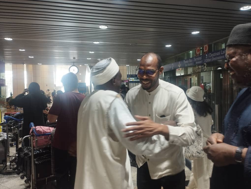 LawalMaidoki's tweet photo. Alhamdulillah I’ve arrived Malaysia together with Honorable Commissioners of Religious Sokoto, Kebbi; Sheikh Dr. Dr. Jabir Sani Maihulla, Arch Sani Aliyu Zuru and Sheikh Umar Isa Magaji Chairman Kebbi State Zakkat. 

1/2 https://t.co/v89YbukzjN