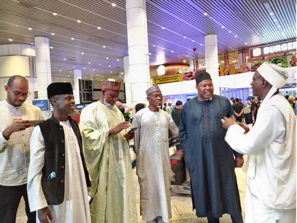 LawalMaidoki's tweet photo. Alhamdulillah I’ve arrived Malaysia together with Honorable Commissioners of Religious Sokoto, Kebbi; Sheikh Dr. Dr. Jabir Sani Maihulla, Arch Sani Aliyu Zuru and Sheikh Umar Isa Magaji Chairman Kebbi State Zakkat. 

1/2 https://t.co/v89YbukzjN