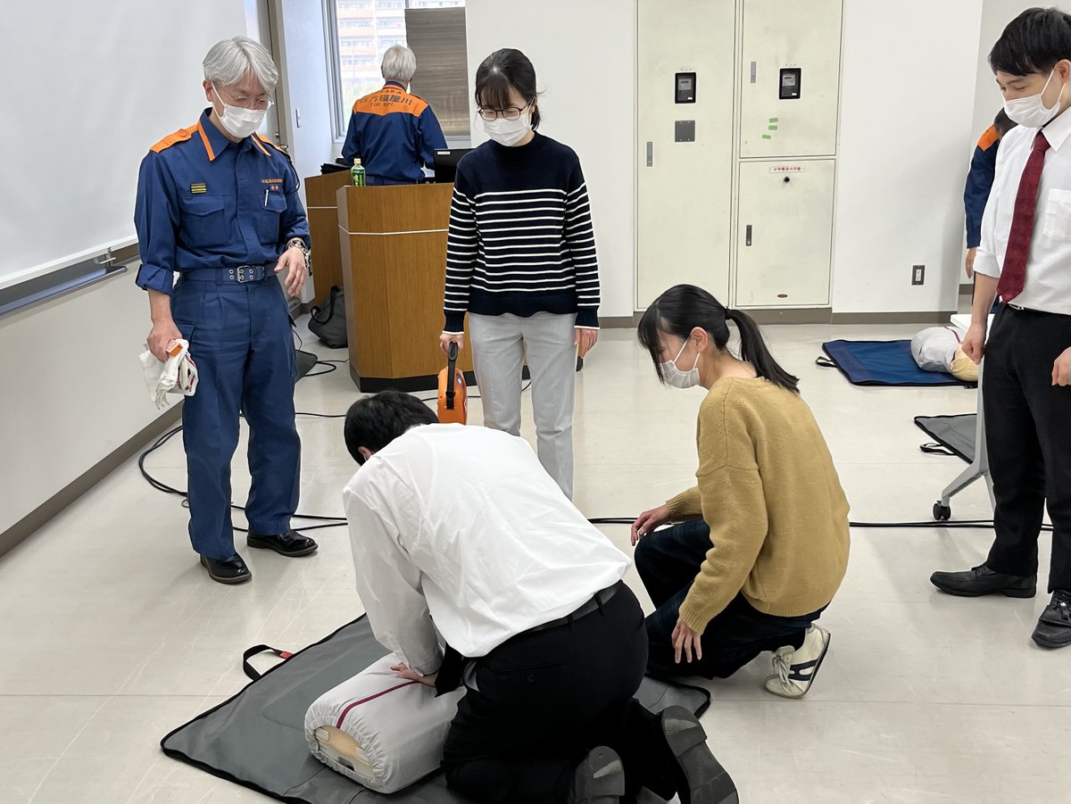sunplaza_group's tweet photo. サンプラザ薬局です🌞先週の社内勉強会は、枚方寝屋川消防署の方に救命救急講習をして頂きました！実技を交え、わかりやすく胸骨圧迫やAEDの操作方法を教えてもらいとても勉強になりました。もしもに備え、こういった知識の習得はとても大切ですね。また是非お願いします！🧑‍🚒ありがとうございました！ https://t.co/IakGVHfvbM