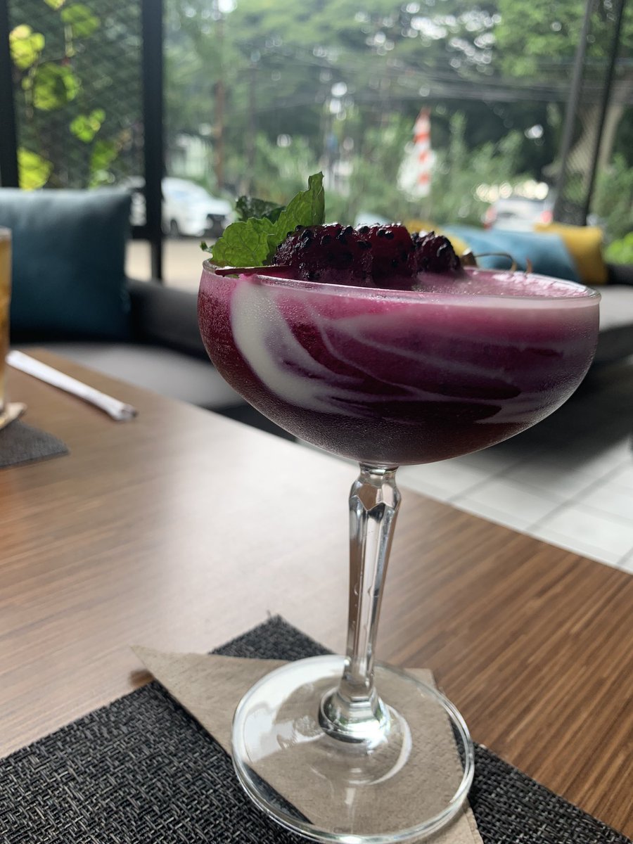 今日のランチ！

インドネシア バンドン
ROEMAH KENTANG 1908
というレストラン🍽️

オランダ植民地時代にジャガイモ加工工場だったが、その子供が加工機械に入って死んでしまったという、伝説がある建物で、ホラー映画にもなっていて、インドネシアでは有名な様です。