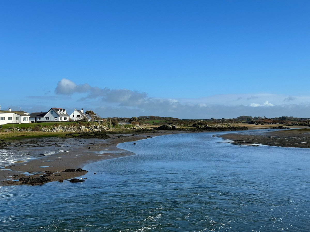 It was such a nice day here on Sunday. The coastal path and estuary at Four Mile Bridge is always a good choice for a good scenic walk ☀️ #Anglesey #NorthWales #Landscape #RobinsonRoams