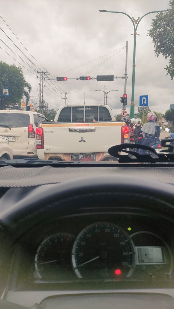 yangwei291's tweet photo. Krg lbh 8 bulan sdh  belajar nyetir dan msh sampe skrg disaat nunggu lampu hijau jantung suka berdegup lbh cepat, plus keringat dingin sampe kdg2 mati mesin dilampu merah 🤦‍♀️ https://t.co/hyteMM2QKT