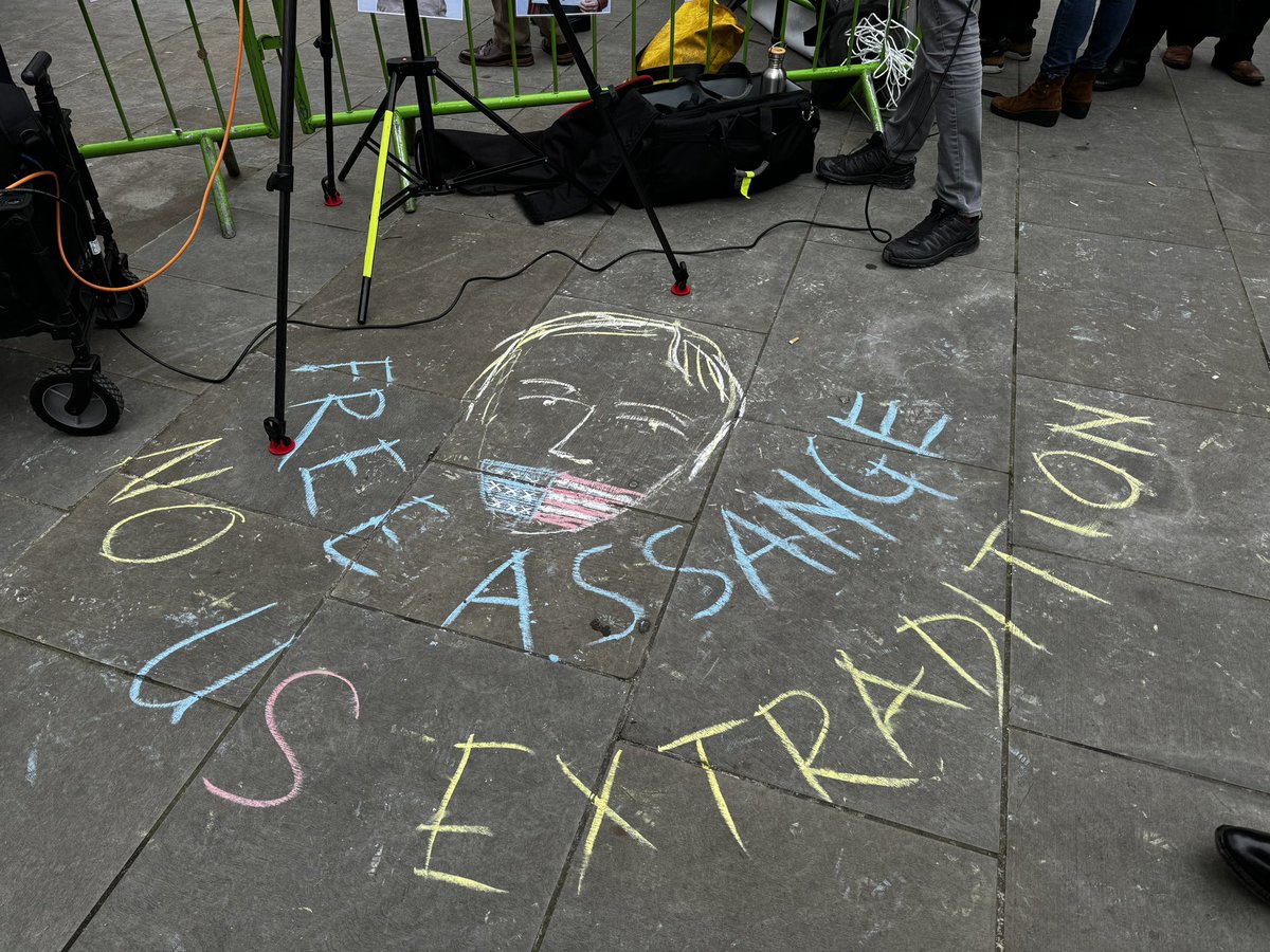 russelldobular's tweet photo. Day X #FreeAssangeNOW https://t.co/AeAp0tQ2ws