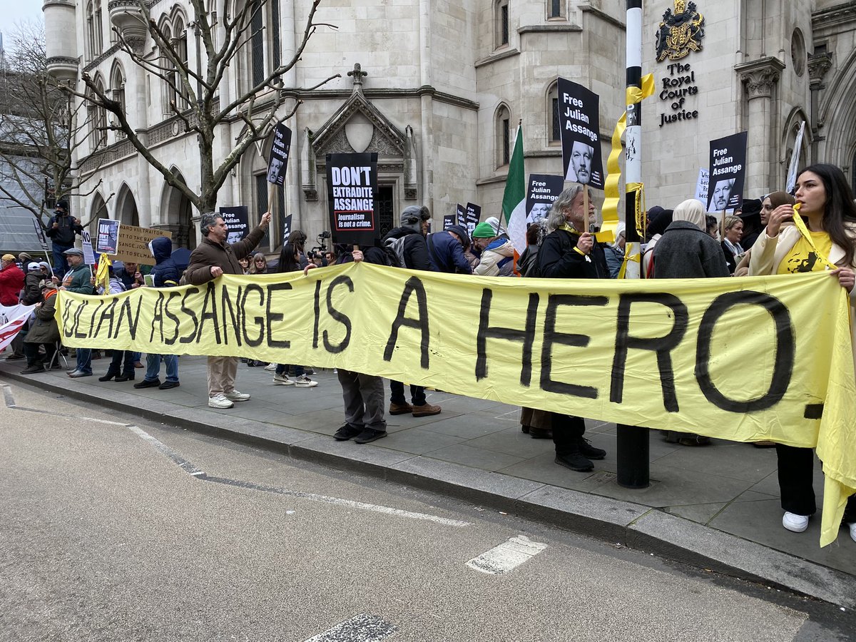Mucha gente en la Corte Real de Justicia de Londres apoyando a @JulianAssange_ para decir alto y claro que exponer violaciones de derechos humanos, crímenes de guerra y asesinato a periodistas NO es delito. No a la extradición #FreeAssange